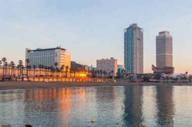 Barcelona, İspanya - 8 Haziran 2018: Görünüm Barcelona Beach sabah.