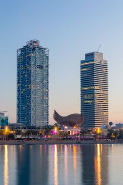 Barcelona, İspanya - 8 Haziran 2018: Gökdelenler gündoğumu Barselona plajda.