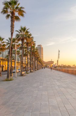 Barcelona, İspanya - 8 Haziran 2018: Kaldırım gündoğumu, Barcelona'da beach yakınındaki.