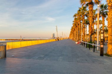Barcelona, İspanya - 8 Haziran 2018: Akdeniz sahil boyunca Barcelona'da Sunrise.
