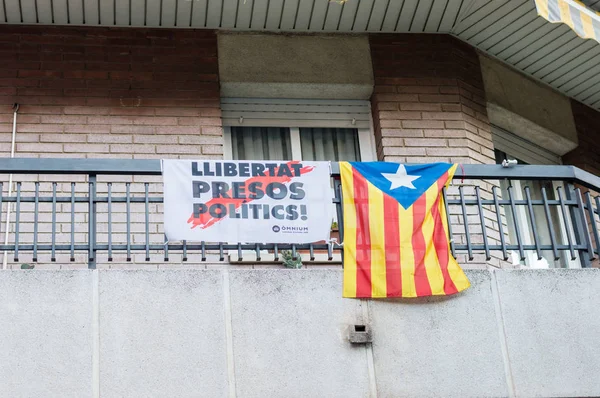 Barcelona, İspanya - 7 Haziran 2018: Llibertat Presos siyaset (siyasi tutsaklara özgürlük) ve Estelada. Estelada gayri resmi Katalan bayraktır.