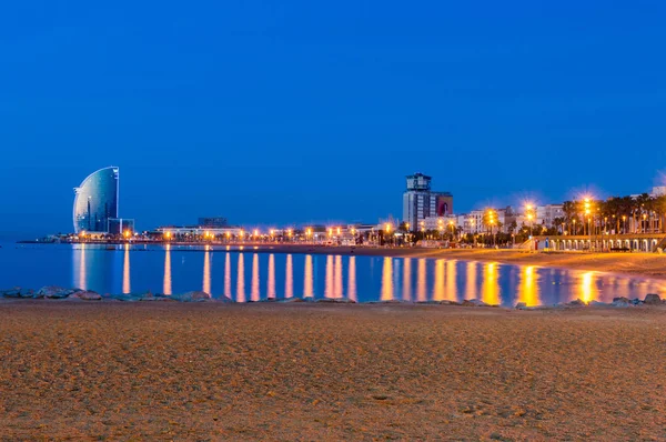 Barcelona, İspanya - 8 Haziran 2018: Beach Barcelona gece.