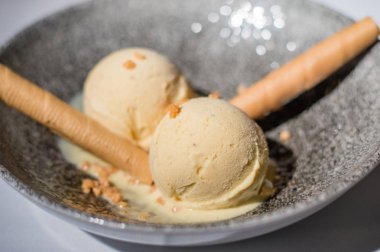 Top vanilyalı dondurma.