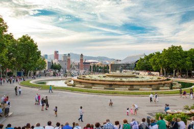 Barcelona, İspanya - 8 Haziran 2018: Magic Fountain, Montjuic performansını su çeşme göstermelik bekleyenler.