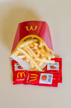 Barcelona, İspanya - 9 Haziran 2018: Mcdonald's patates kızartması ve ketçap 3.
