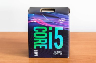 Pruszcz Gdanski, Polonya - 13 Haziran 2018: Kutusunda Intel Core i5-8500 masaüstü işlemci 8 üretimi.