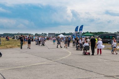 Pruszcz Gdanski, Polonya - 16 Haziran 2018: Pruszcz Gdanski gün boyunca askeri alanda tanımlanmamış kişi.