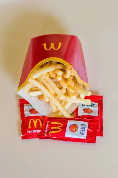 Barcelona Espanha Junho 2018 Batatas Fritas Mcdonald Ketchups — Fotografia de Stock