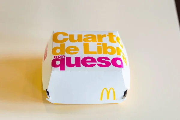 Barcelona Spain June 2018 Mcdonald Cuarto Libra Con Queso Sandwich — стоковое фото