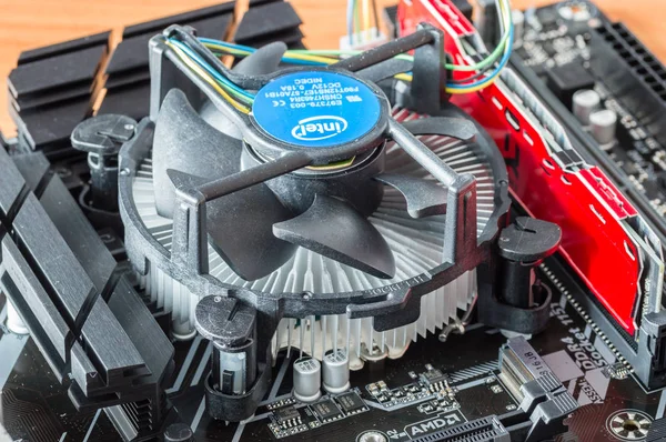 Resultado de imagen de ventilador intel a la placa base