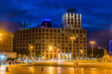 Barselona, İspanya, 6 Haziran 2018: Catalonia Barcelona Plaza hotel, gece görünümü.