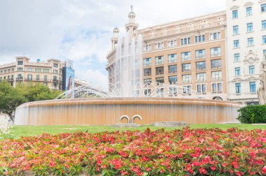 Barcelona, İspanya - 7 Haziran 2018: Barselona da Catalunya Meydanı çeşmede.