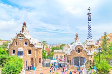 Barcelona, İspanya - 7 Haziran 2018: Bina girişinde park Guell görünümünü.