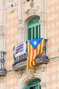 Barcelona, İspanya - 7 Haziran 2018: Balcon Barcelona'da Llibertat Presos siyaset ve Estelada bayrağı.