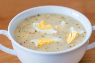 Üst Lehçe çorba zurek ile yumurta.