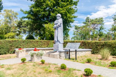 Krynica Morska, Polonya - 11 Temmuz 2018: Sovyetler mezarlığı Anıtı için görünümü Krynica Morska düşmüş İkinci Dünya Savaşı sırasında asker.