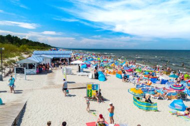 Krynica Morska, Polonya - 11 Temmuz 2018: rahatlatıcı ve Baltık Denizi üzerinde zevk birçok kişi.