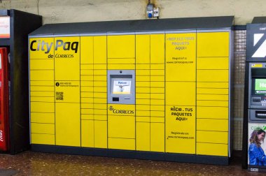 Barcelona, İspanya - 7 Haziran 2018: Citypaq de Correeos percel soyunma.