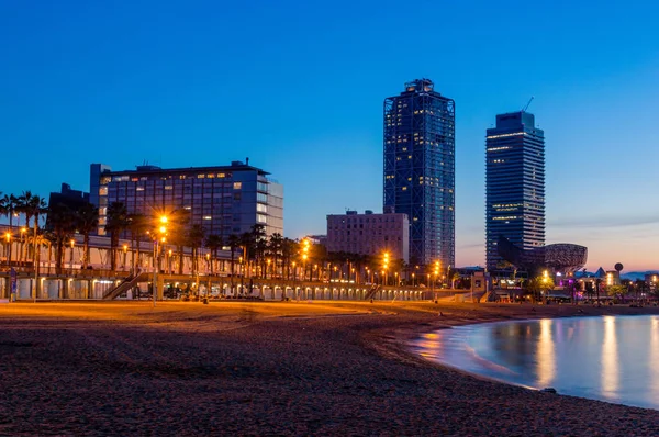 해돋이에 바르셀로나 해변에 건물의 바르셀로나 스페인 2018 — 스톡 사진