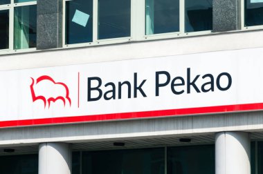 Gdynia, Polonya - 2 Ağustos 2018: Banka Pekao işareti ve logosu.