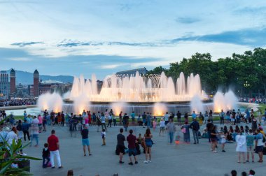 Barcelona, İspanya - 8 Haziran 2018: Tanımsız insanları Magic Fountain ışık gösterisi izlemek.