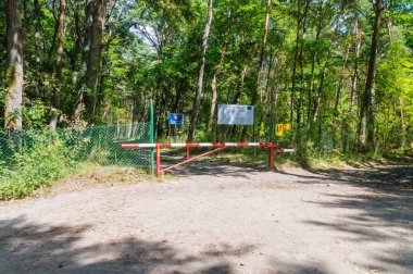 Krynica Morska, Polonya - 11 Temmuz 2018: Sınır RP (Avrupa Birliği) ve Krynica Morska Nowa Karczma sınırda Rusya Federasyonu.