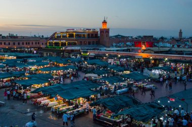 Marrakech, Fas - 4 Haziran 2018: Jemaa el Fnaa kare akşam.