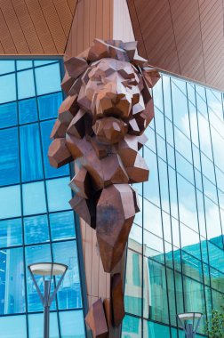 Gdansk, Polonya - 27 Mayıs 2018: Aslan heykel Forum Alışveriş Merkezi üzerinde kafa.