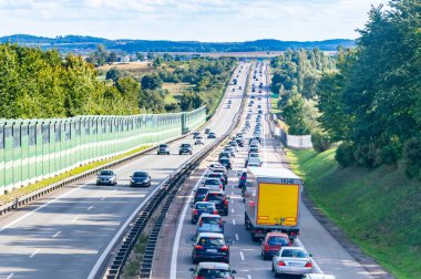 JUSZKOWO, Polonya - 12 Ağustos 2018: Trafik sıkışıklığı expressway S6.