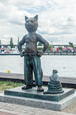 Szczecin, Polonya - 15 Ağustos 2018: Denizciler Caddesi Szczecin içinde Umbriaga kedi heykeli.