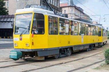 Szczecin, Polonya - 15 Ağustos 2018: Sarı tramvay kamu taşıma Szczecin.