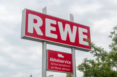 Berlin, Almanya - 15 Ağustos 2018: Rewe ticari iz bulutlu gün depolamak.