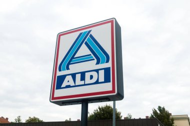Berlin, Almanya - 15 Ağustos 2018: Ticari Aldi iz bulutlu gün depolamak.