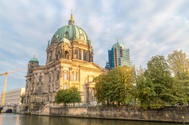 Spree Nehri'nin Berlin Katedrali (Berliner Dom) manzaraya günbatımı zamanı.