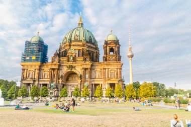 Berlin, Almanya - 15 Ağustos 2018: Berlin Katedrali ve televizyon kulesi Lustgarten görüldü.