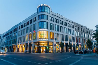 Berlin, Almanya - 15 Ağustos 2018: Alışveriş Merkezi Berlin shoping merkezi alacakaranlıkta.