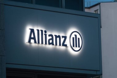 Berlin, Almanya - 15 Ağustos 2018: Işıklı Allianz logo ve Berlin'de işareti. Allianz Münih, Almanya'nın merkezi bir Avrupa finansal hizmetler şirketidir.