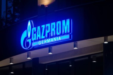Berlin, Almanya - 15 Ağustos 2018: Logo ve Gazprom Germania iz.