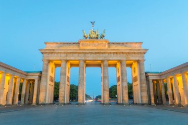 Sabahları Brandenburger Tor, Berlin, Almanya.