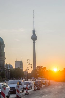 Berlin, Almanya - 16 Ağustos 2018: Sunrise adlı televizyon kulesi ile Berlin'de sokak görünümünü.