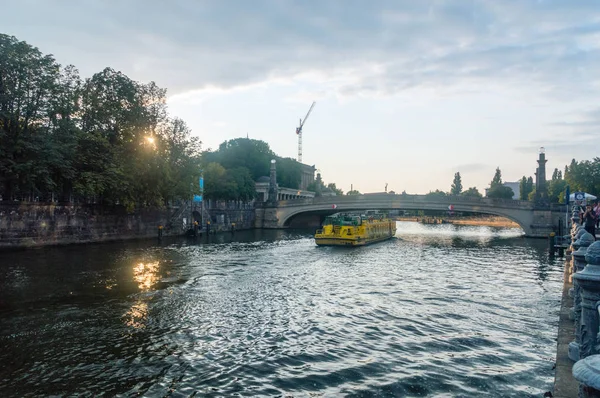 2018年8月15日 狂欢河的看法在 Museumsinsel 博物馆海岛 与游览小船在日落时间 — 图库照片