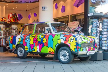 Berlin, Almanya - 16 Ağustos 2018: Stilize Trabant Hediyelik eşya dükkanında Berlin Alexanderplatz de Berlin de seviyorum.