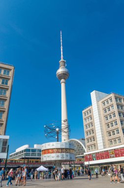 Berlin, Almanya - 16 Ağustos 2018: Dünya saati Alexanderplatz, Berlin Tv Kulesi Manzaralı.