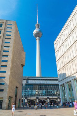 Berlin, Almanya - 16 Ağustos 2018: Berlin Alexanderplatz yer alan Fernsehturm (televizyon kulesi). Kule 1965 ve 1969 arasında eski Demokratik Almanya Cumhuriyeti tarafından yapılmıştır.