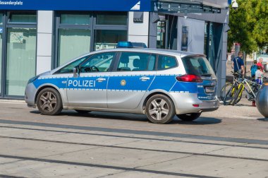 Berlin, Almanya - 16 Ağustos 2018: Alexanderplatz polis araba ayakta.