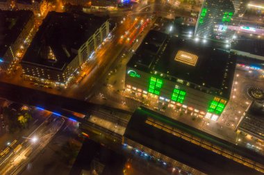 Berlin, Almanya - 16 Ağustos 2018: Berlin'in şehir merkezinde geceleri oluşturmak için havadan görünümü.