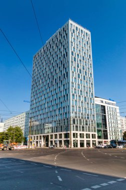 Berlin, Almanya - 16 Ağustos 2018: Mercedes-Benz finansal hizmetler merkezi bina kesişim.