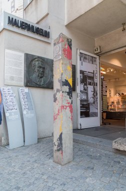 Berlin, Almanya - 16 Ağustos 2018: Tarihsel sınır sonrası Alman Demokratik Cumhuriyeti.
