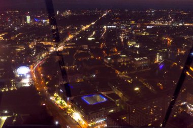 Berlin, Almanya - 16 Ağustos 2018: Panoramik Berlin Fernsehturm (televizyon kulesi üzerinde).