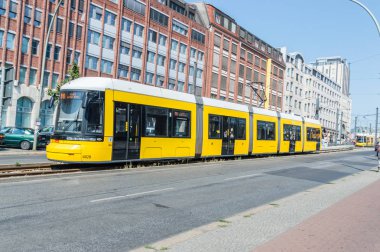 Berlin, Almanya - 16 Ağustos 2018: Berlin, sarı genel tramvay.